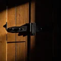 Фото по теме: Правила планировки надежного запора для закрывания ставен изнутри